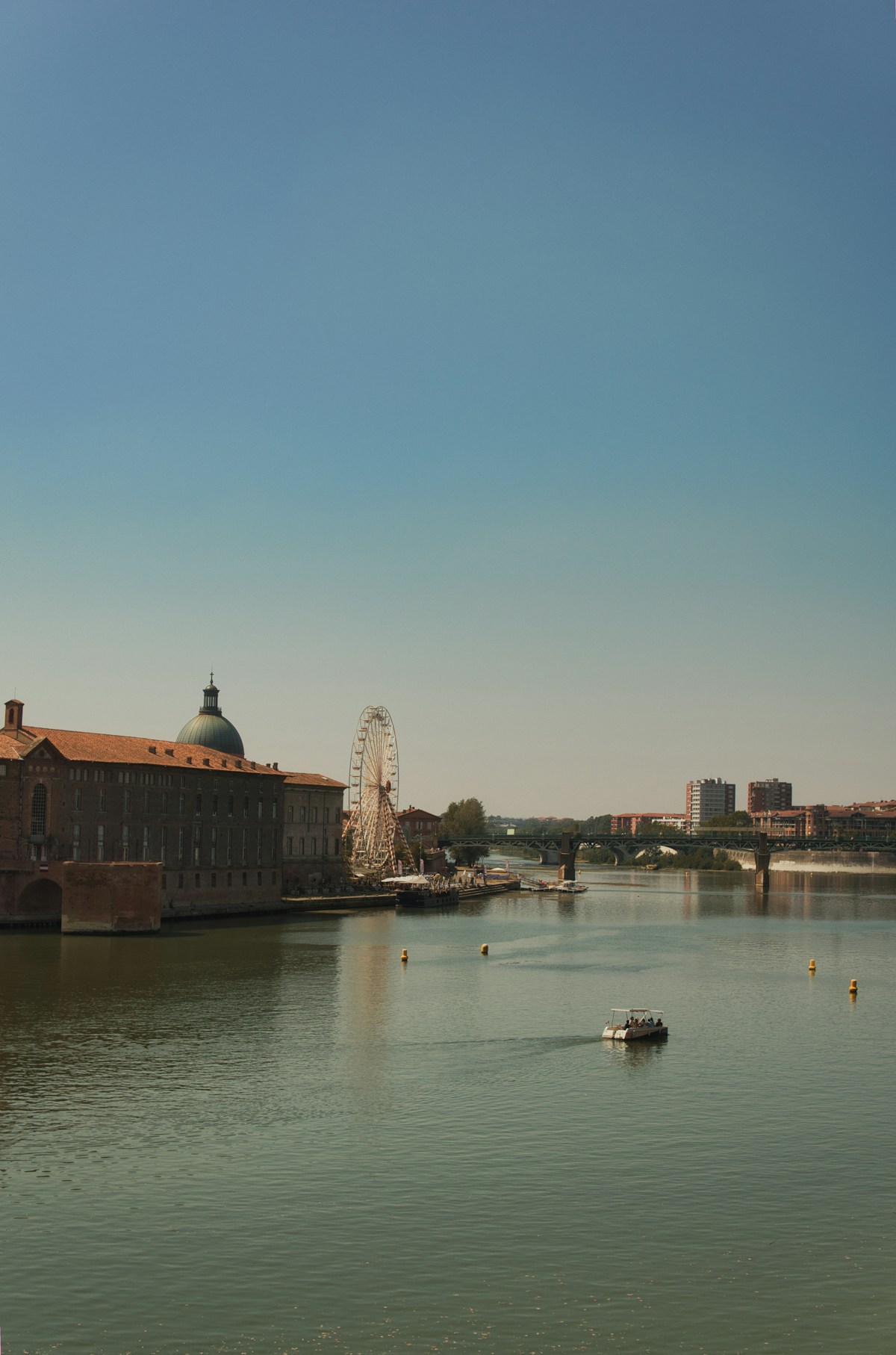 La Garonne traversant Toulouse et ses façades de briques