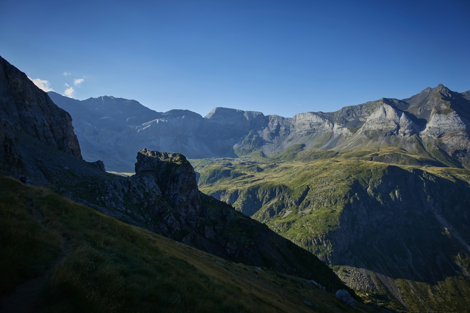 Les sommets et les plateaux verts des Pyrénées à Gavarnie